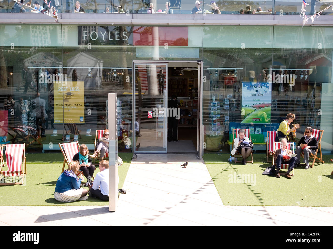 Foyles con sedie a sdraio per la lettura al Royal Festival Hall Foto Stock