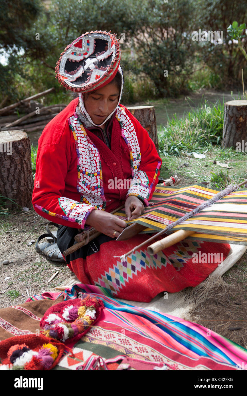 Il Perù, Patakancha, Patacancha, villaggio nei pressi di Ollantaytambo. Donna indiana in abito tradizionale tessitura. Foto Stock