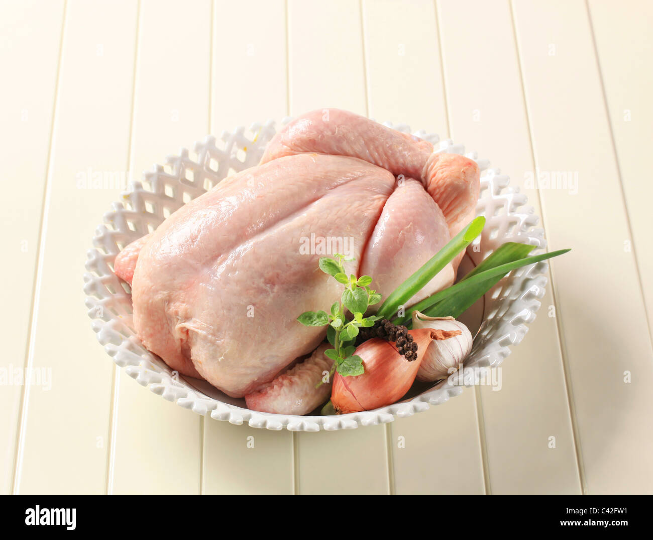 Il pollo crudo, cipolla e aglio - still life Foto Stock