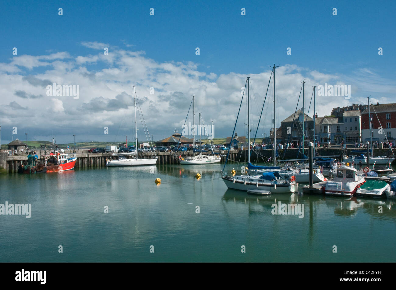 Yacht e Barche nel porto Padstow Cornwall Inghilterra Foto Stock