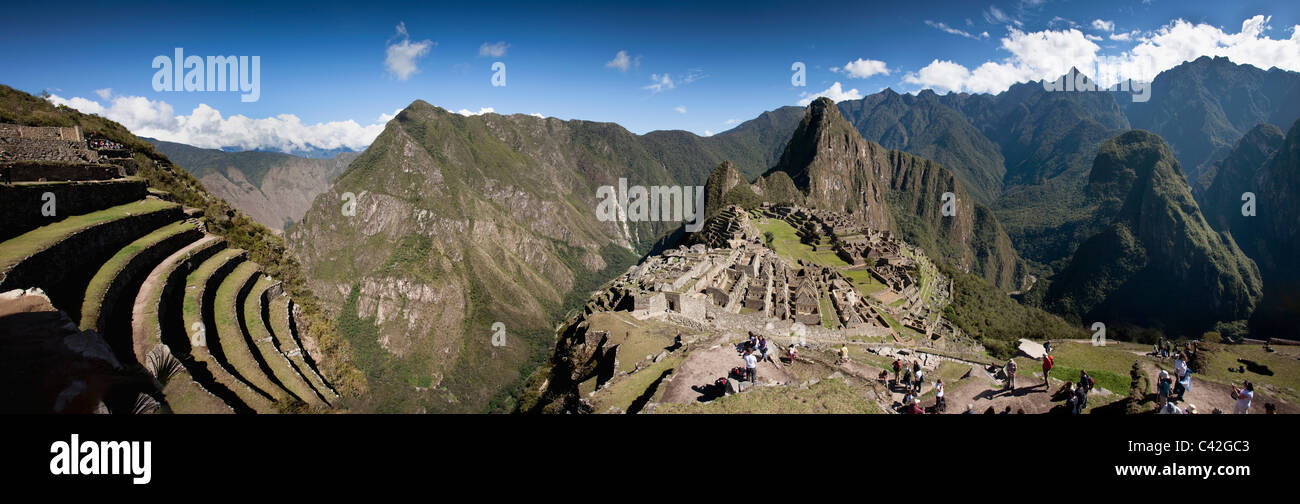 Il Perù, Aguas Calientes e Machu Picchu. Xv secolo sito Inca situato a 2.430 metri (7,970 ft) sopra il livello del mare. Vista panoramica. Foto Stock