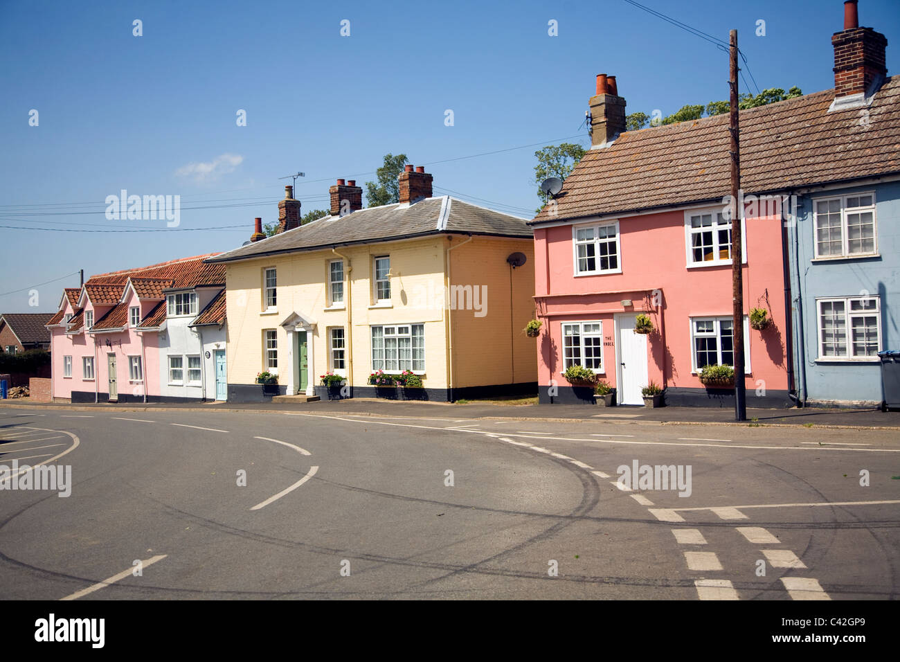 Il vecchio tradizionale linea di case la strada presso il villaggio di a Alderton, Suffolk, Inghilterra Foto Stock