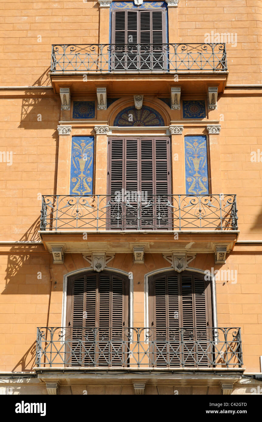 Mehrfamilienhaus mit Balkonen in Palma di Mallorca, Spanien. - Appartamento edificio con balconi a Palma di Maiorca, Spagna. Foto Stock