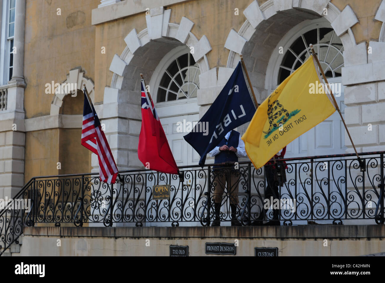 Bandiere del xvii secolo periodo coloniale: Union Jack, noi, libertà, e 'non battistrada su di me' visualizzato all edificio della borsa Foto Stock