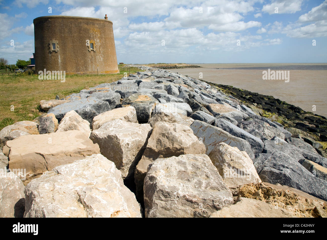 Armatura di roccia le difese costiere di proteggere il martello tower East Lane, Bawdsey, Suffolk, Inghilterra Foto Stock