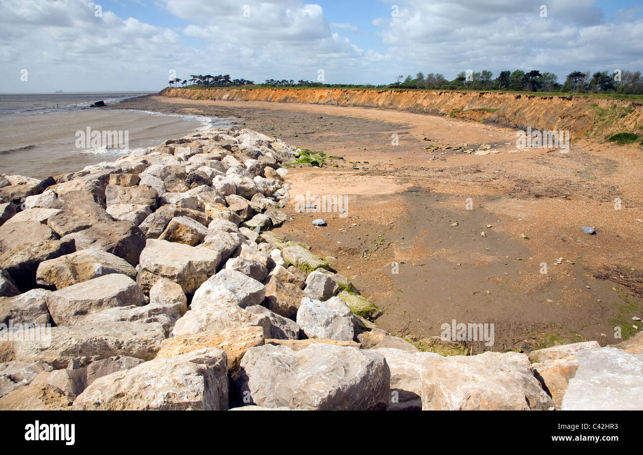 Rock corazza barriere per controllo di erosione costiera, Bawdsey, Suffolk, Inghilterra Foto Stock