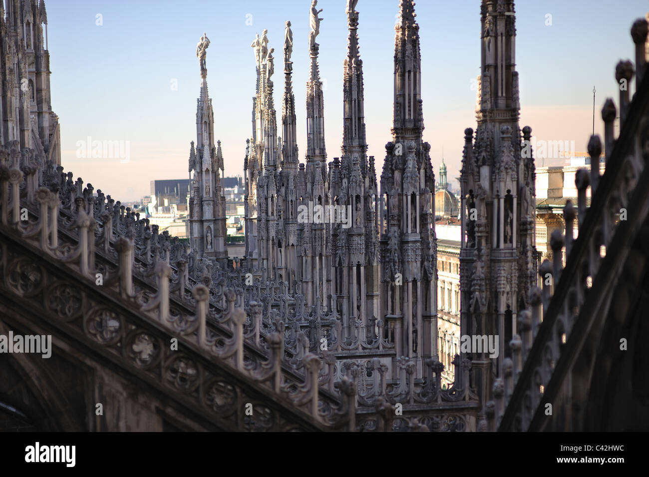 I dettagli di stile gotico e torri sul tetto del Duomo di Milano, Duomo e in Italia Foto Stock