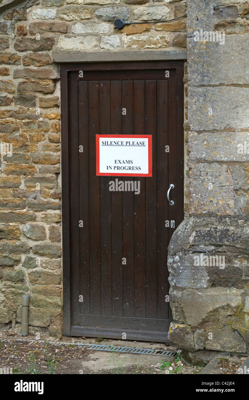 Il silenzio si prega di esami in segno di progresso su una porta Foto Stock