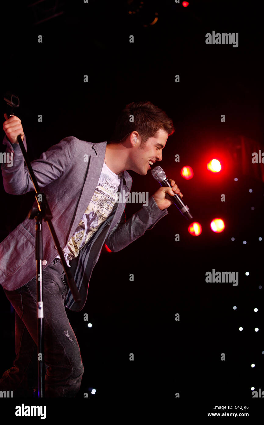 2009 x fattore vincitore Joe McElderry canta sul palco a Glasgow "Glam nella città' dell'evento Foto Stock