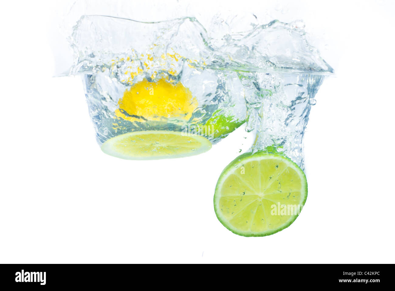 Lime e limone gli spruzzi di acqua isolati su sfondo bianco Foto Stock