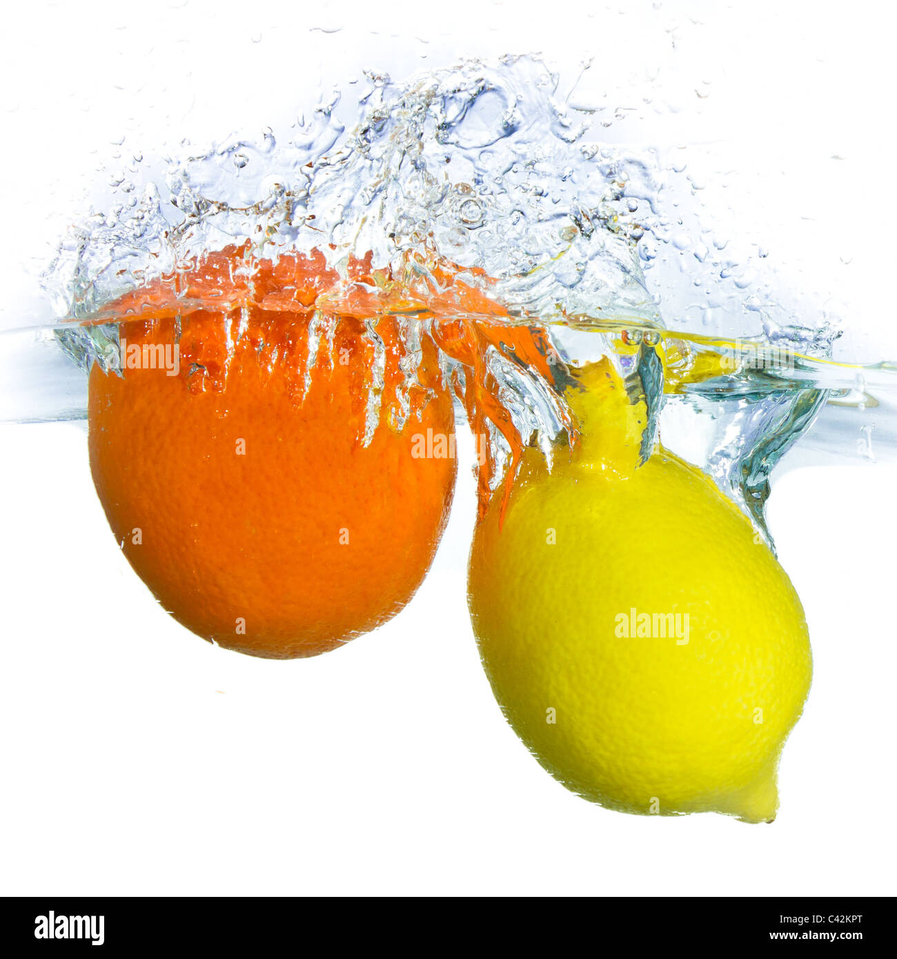 Limone e mandarine spruzzi d'acqua su sfondo bianco Foto Stock