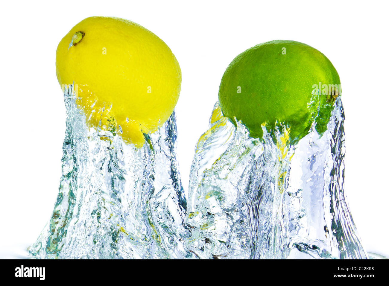 Lime e limone gli spruzzi di acqua isolati su sfondo bianco Foto Stock