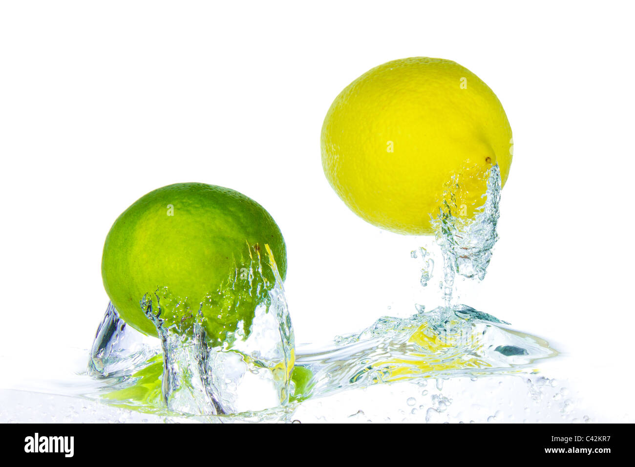 Lime e limone gli spruzzi di acqua isolati su sfondo bianco Foto Stock