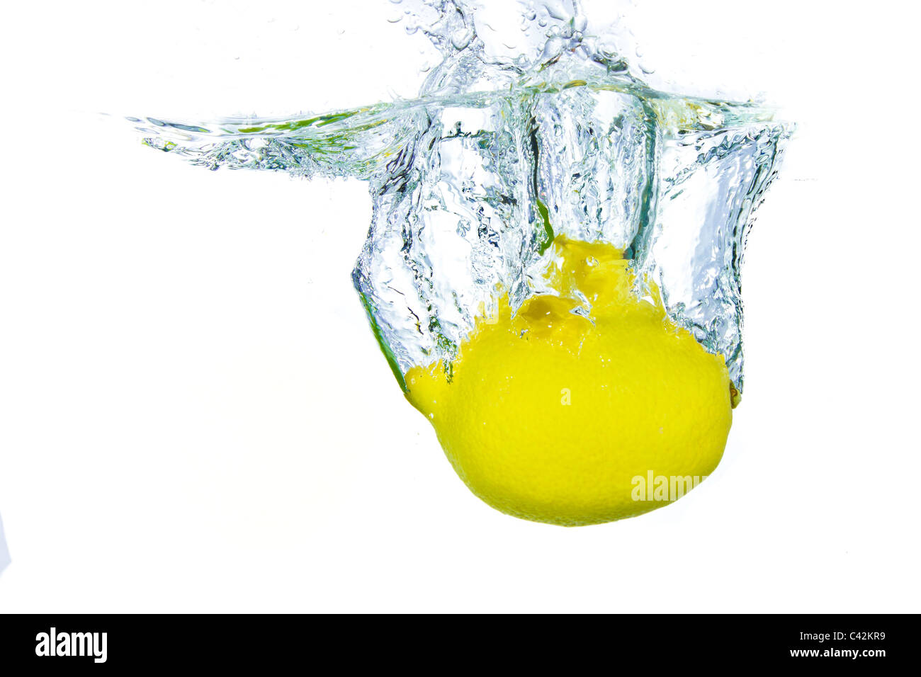 Limone maturo gli spruzzi di acqua isolati su sfondo bianco Foto Stock