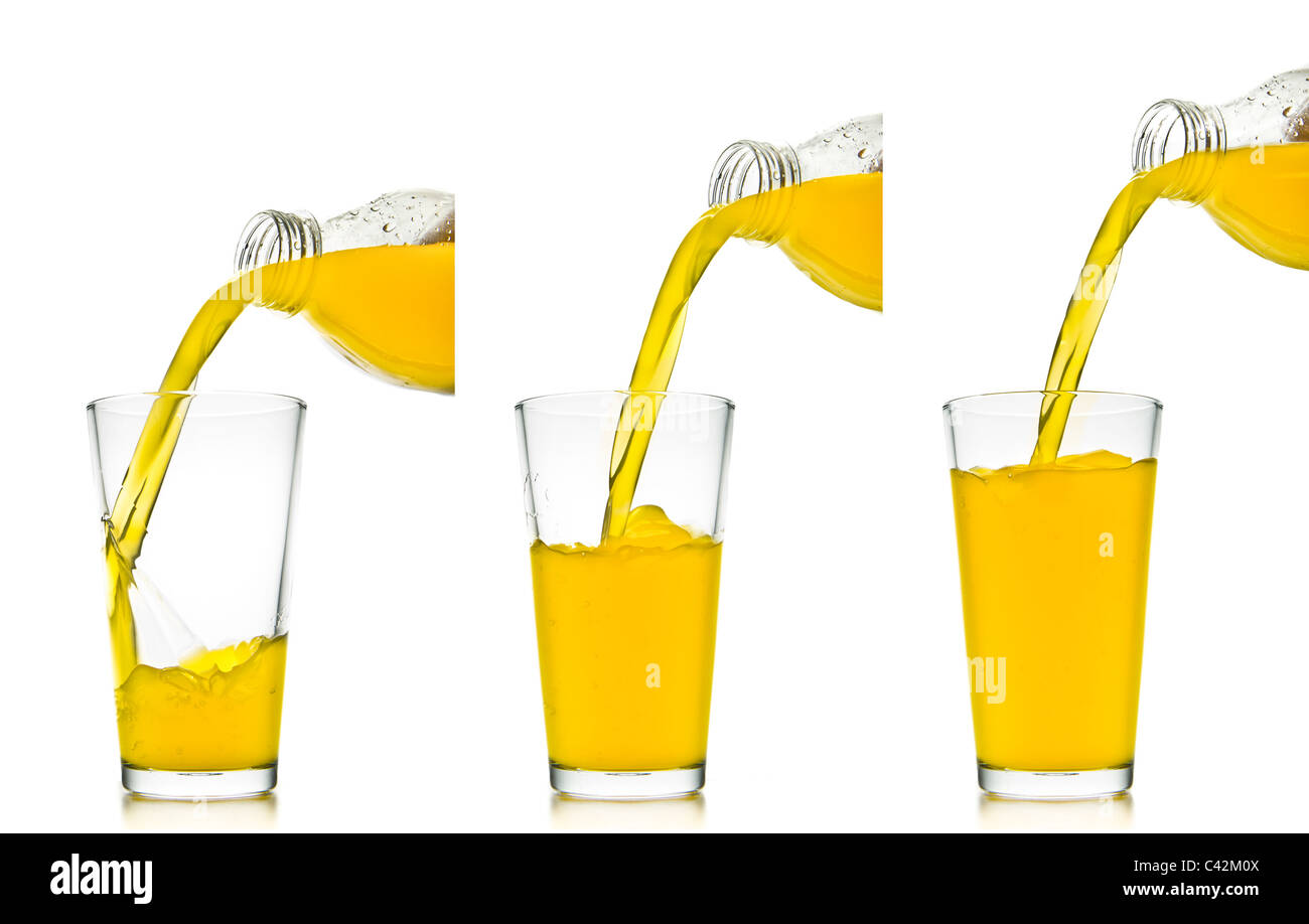 Set di succo di arancia versando in vetro su sfondo bianco Foto Stock