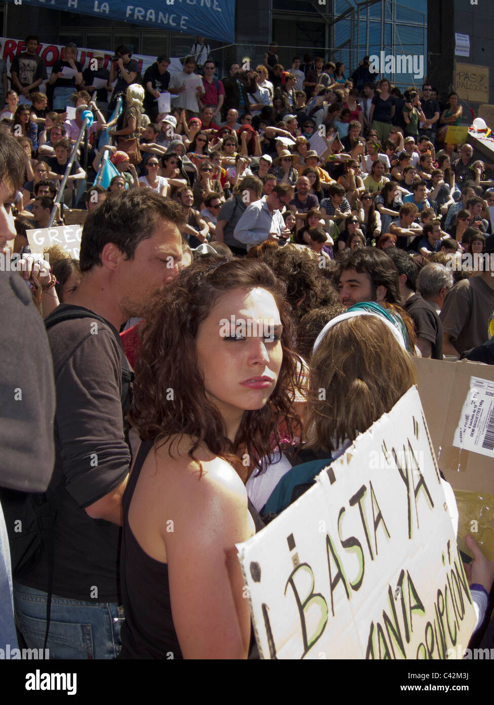 Parigi, Francia, ragazzi che manifestano a sostegno degli indignanti "Democracia Real Ya!" Movimento democrazia deliberativa partecipativa, adolescenti Foto Stock