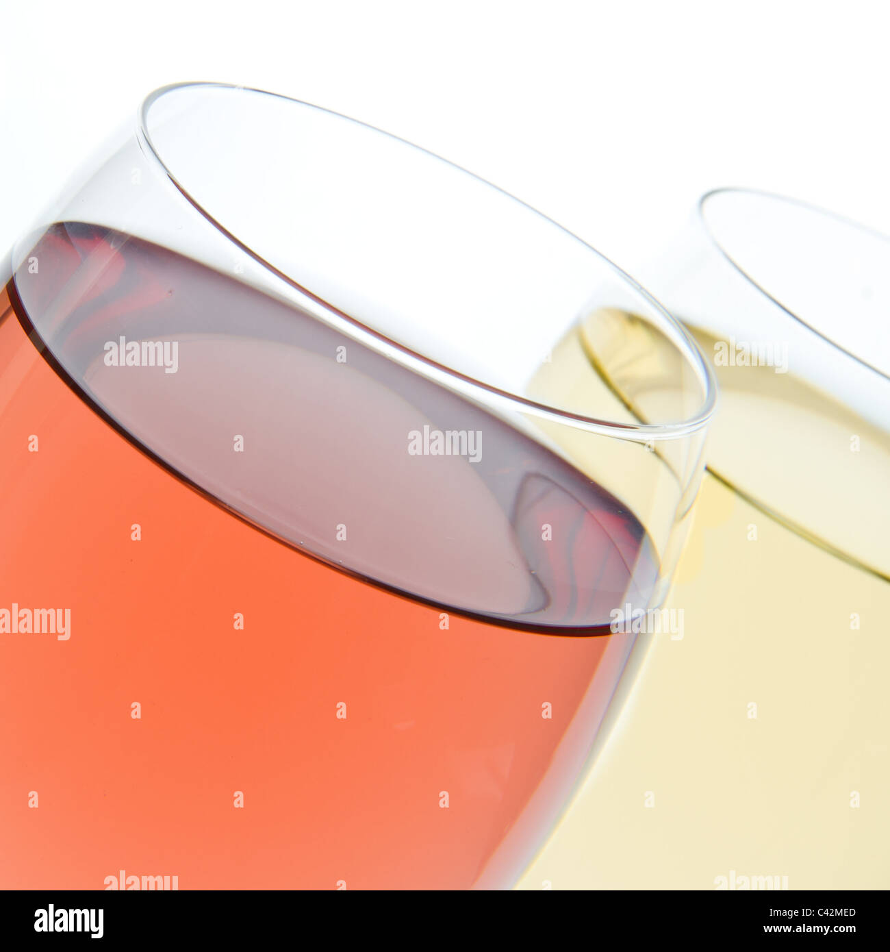 Due bicchieri di vino bianco e vino rosato Foto Stock