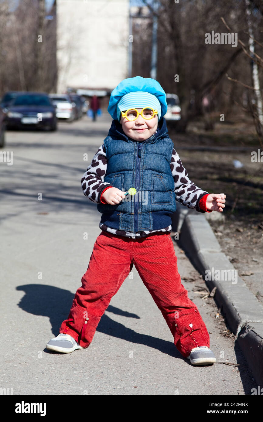 Piccolo bambino russo con lollipop è in piedi all'esterno. Occhiali buffi  come Harry Potter Foto stock - Alamy