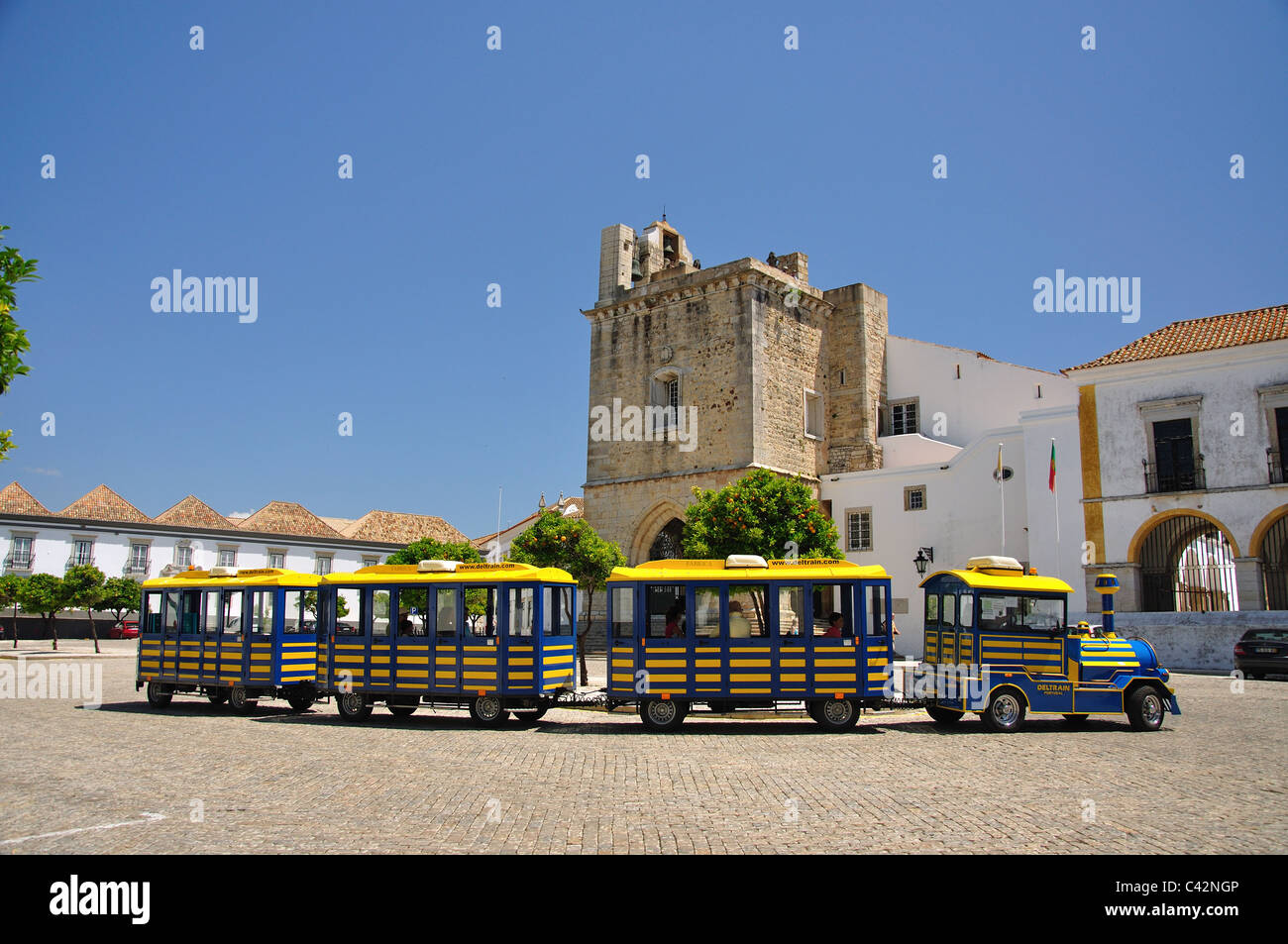 Treno turistico che passa la Cattedrale di Faro, Largo da Sé, Città Vecchia, Faro, distretto di Faro, regione di Algarve, PORTOGALLO Foto Stock