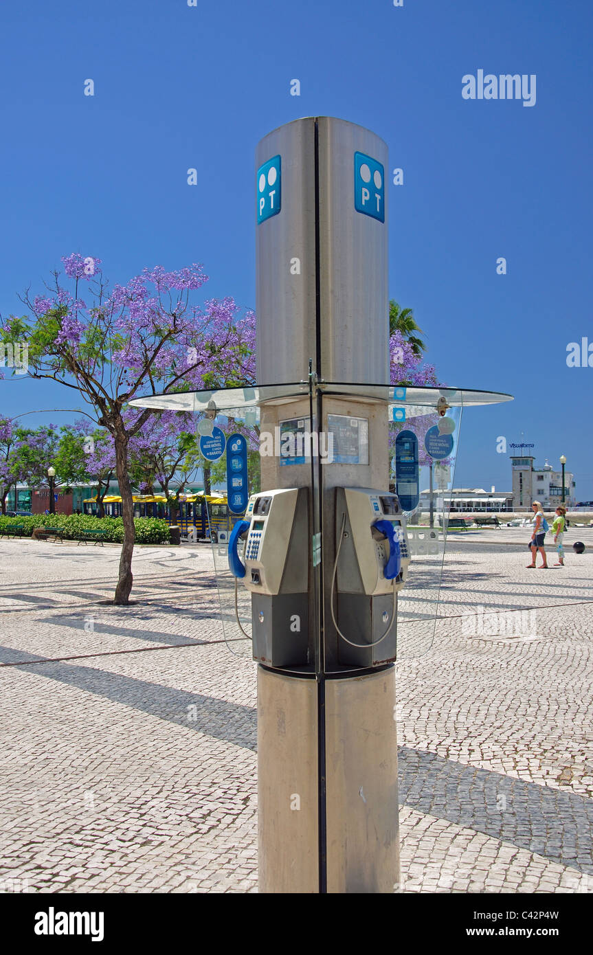 Portugal chiosco telefonico per telecomunicazioni, Praca d. Francisco, Gomes, Regione dell'Algarve, Portogallo Foto Stock