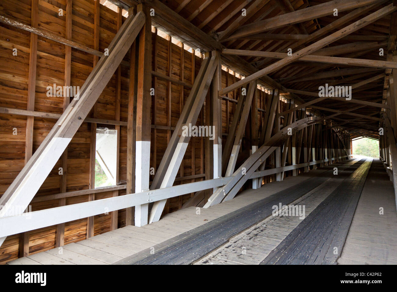 Interno di Jackson ponte coperto, noto anche come ponte di Rockport e Wright's Mill Bridge in Parke County, Indiana, STATI UNITI D'AMERICA Foto Stock