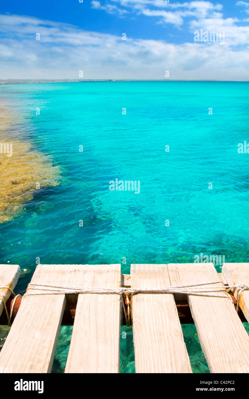 Illetes illetas beach molo in legno del mare turchese Formentera isole baleari mediterraneo Foto Stock