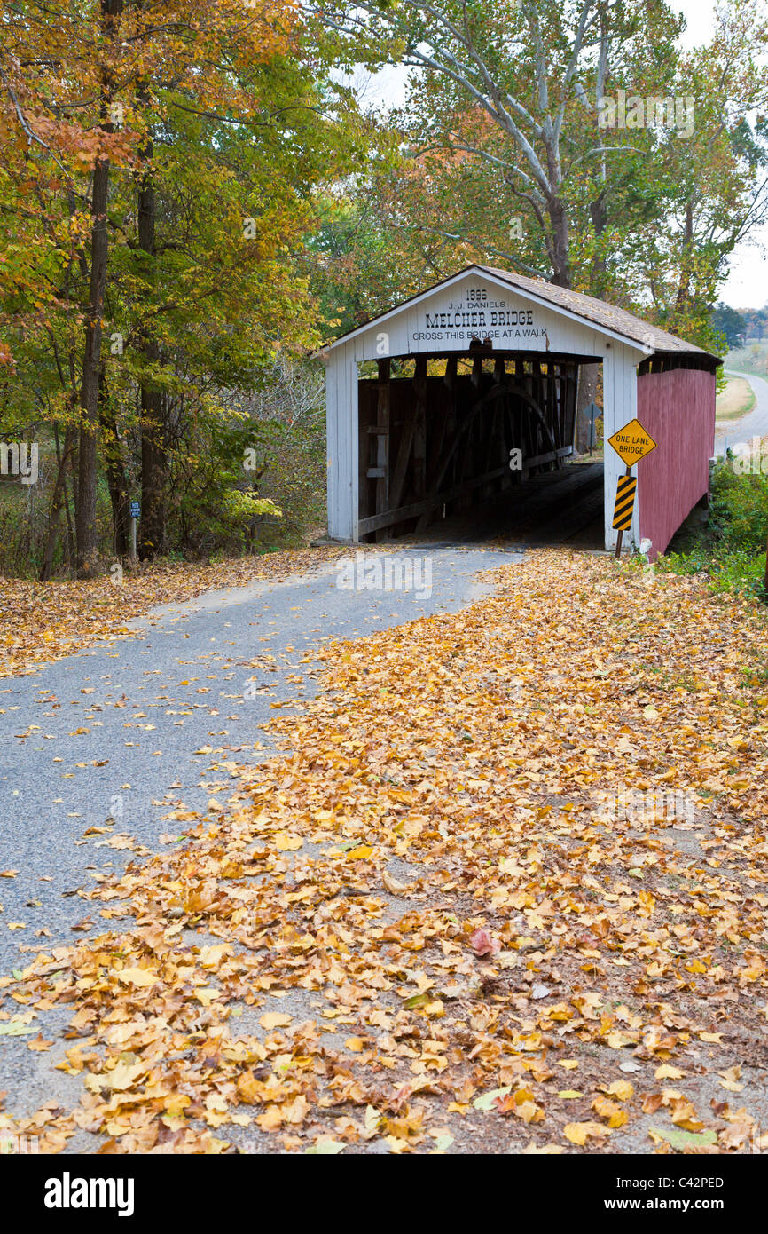 Melcher coperto ponte fu costruito nel 1896 a span Leatherwood Creek vicino Klondyke e Montezuma in Parke County, Indiana, STATI UNITI D'AMERICA Foto Stock