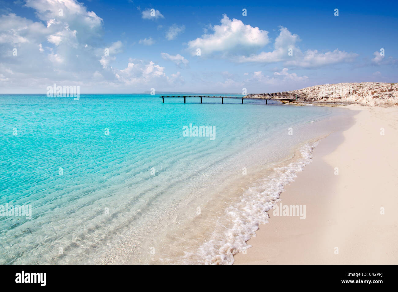 Formentera spiaggia molo di legno color turchese Mediterraneo baleari mare paradiso Foto Stock