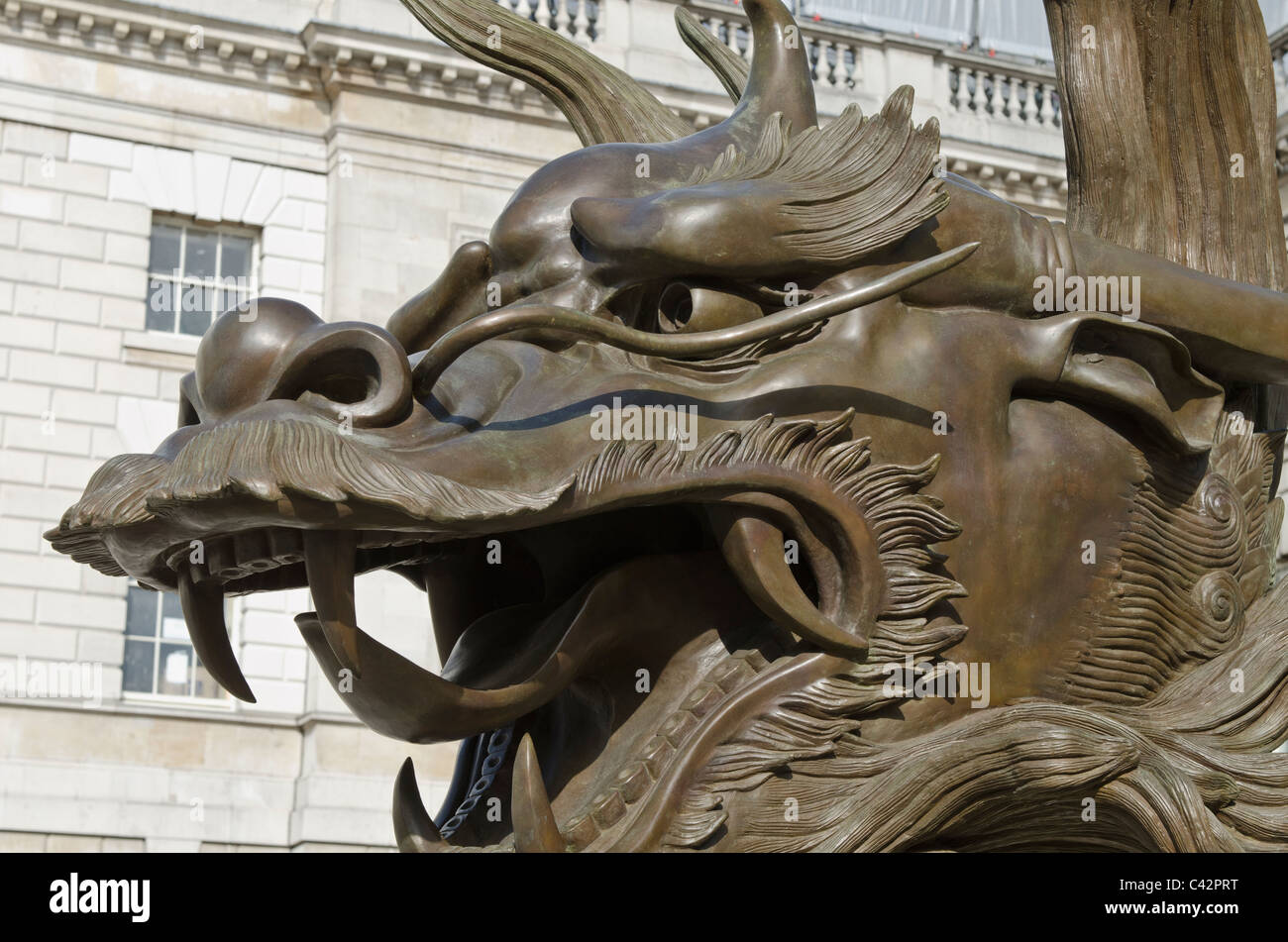 Ai Weiwei fa parte del cerchio di bronzo di animali dello zodiaco cinese sculture Somerset House, Londra. 2011 Foto Stock