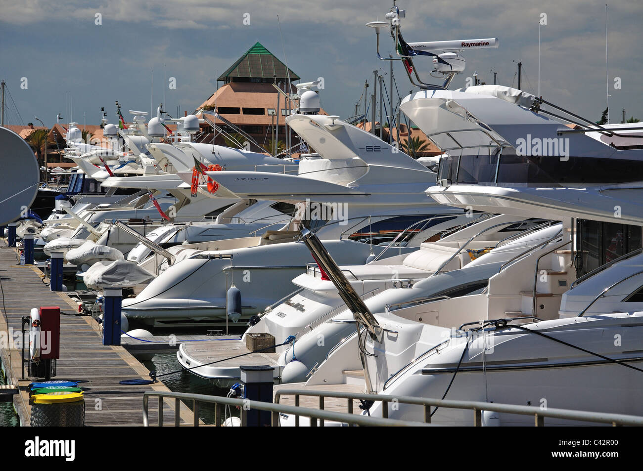 Barche di lusso ormeggiati a Marina di Vilamoura, Vilamoura, distretto di Faro, regione di Algarve, PORTOGALLO Foto Stock