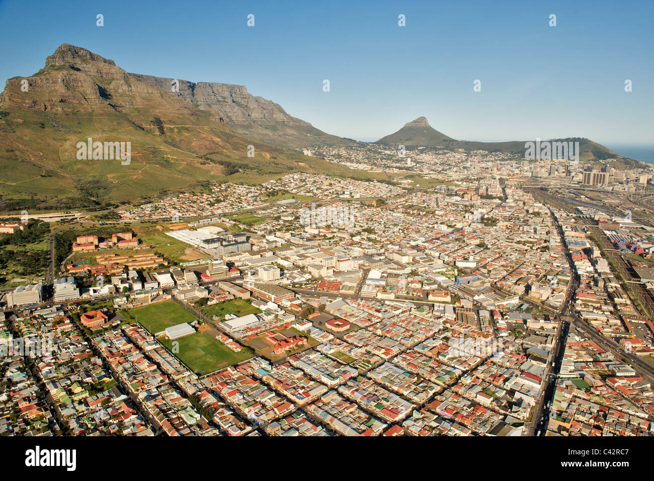 Vista aerea della periferia di Woodstock e fiume di sale che confinano con la parte centrale di Città del Capo in Sud Africa. Foto Stock