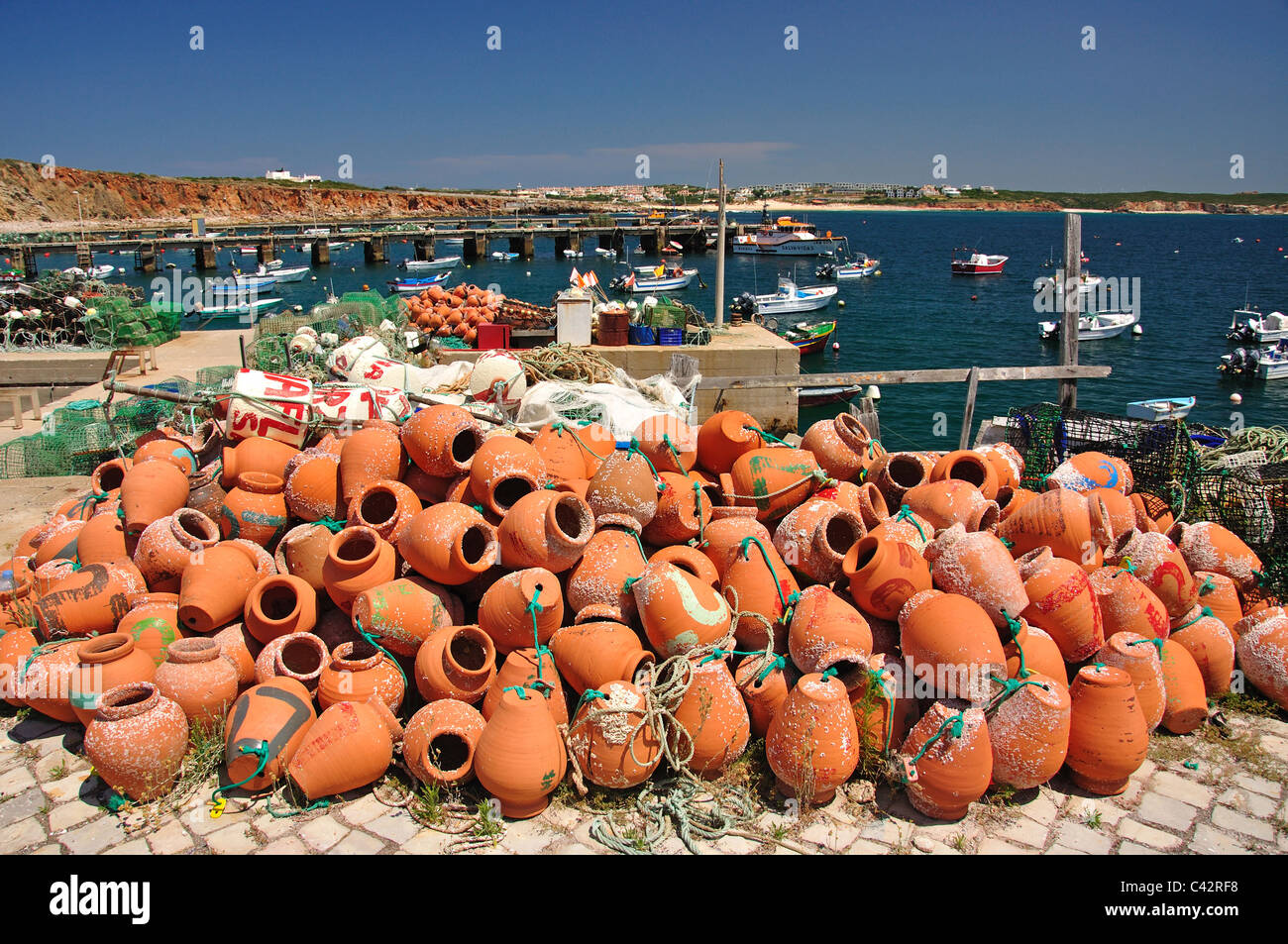 Vasi di granchio di argilla, Porto de Baleeira, Sagres, Algarve Regione, Portogallo Foto Stock