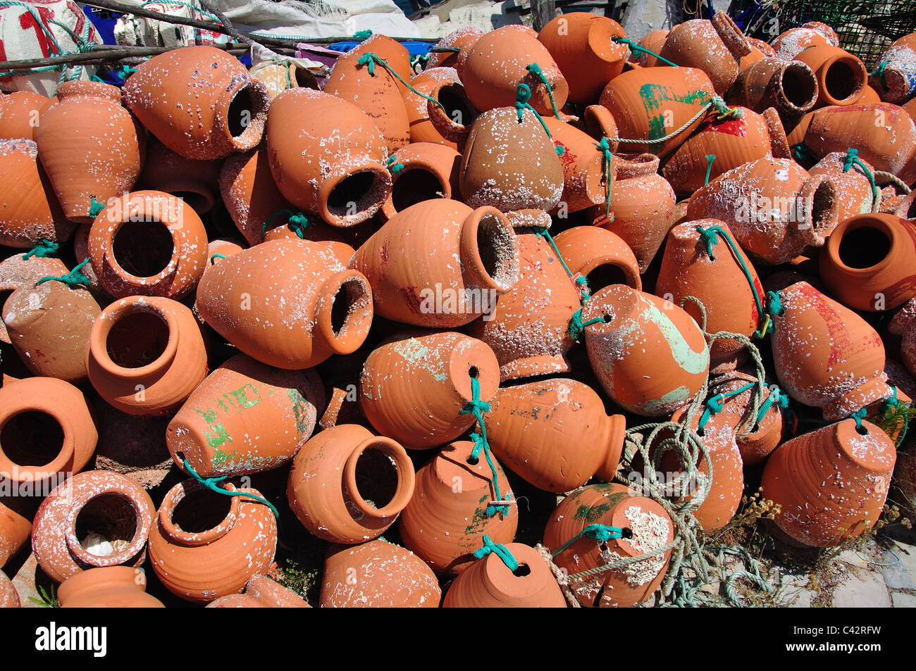 Vasi di granchio di argilla, Porto de Baleeira, Sagres, Algarve Regione, Portogallo Foto Stock
