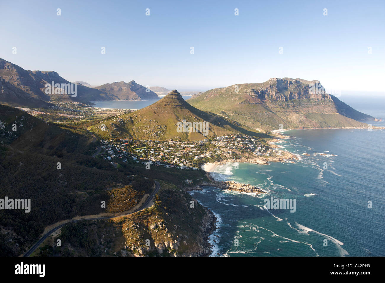 Vista aerea della Città del Capo del litorale atlantico che mostra i sobborghi di Llundudno (centro) e Hout Bay (sfondo). Foto Stock