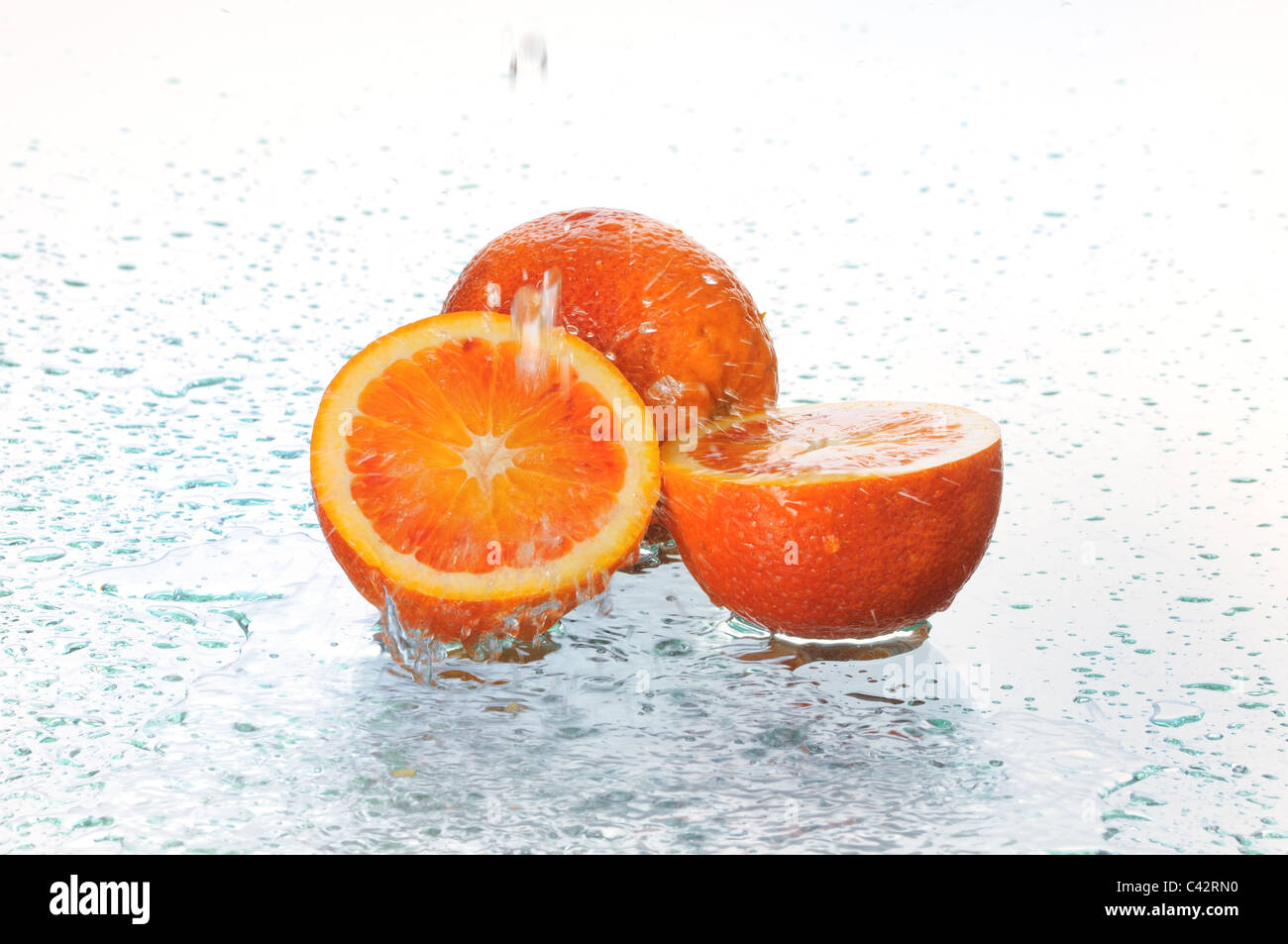 Su un arance mature versare acqua Foto Stock