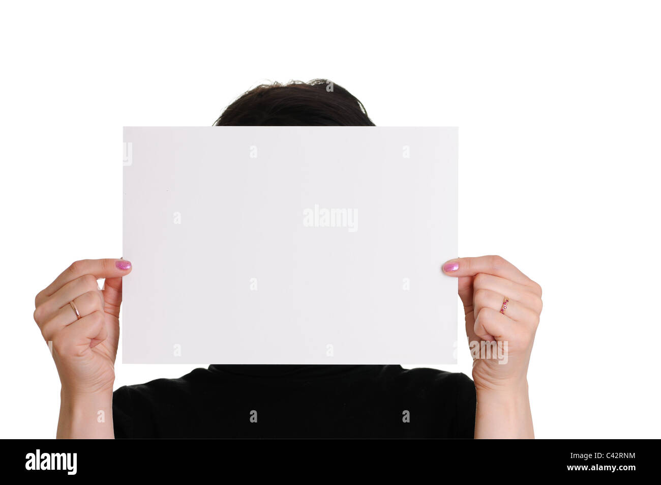 La donna trattiene il foglio vuoto di carta isolato su sfondo bianco Foto Stock