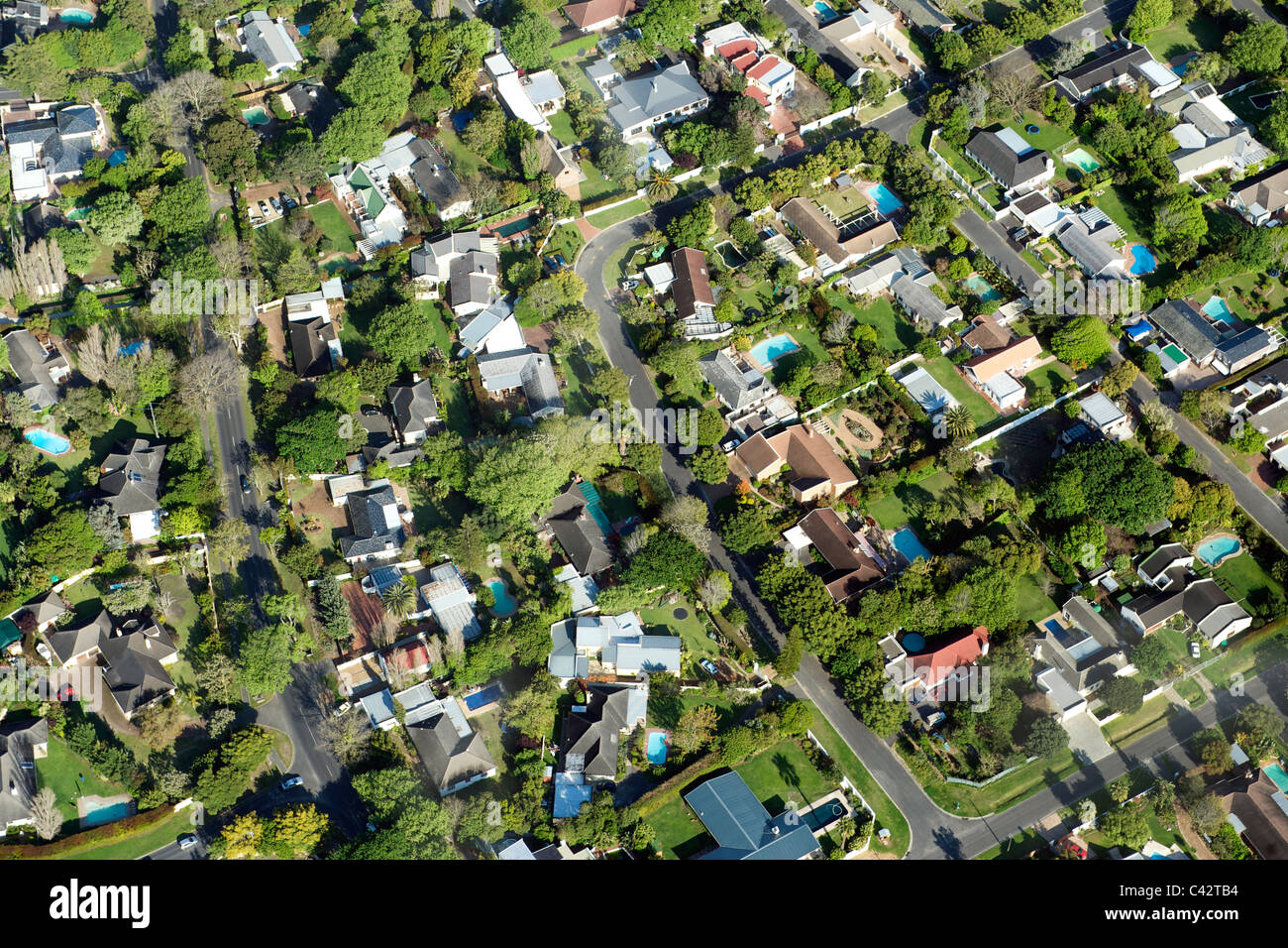 Vista aerea periferia di Città del Capo che mostra le case nei sobborghi di Constantia e Plumstead. Foto Stock