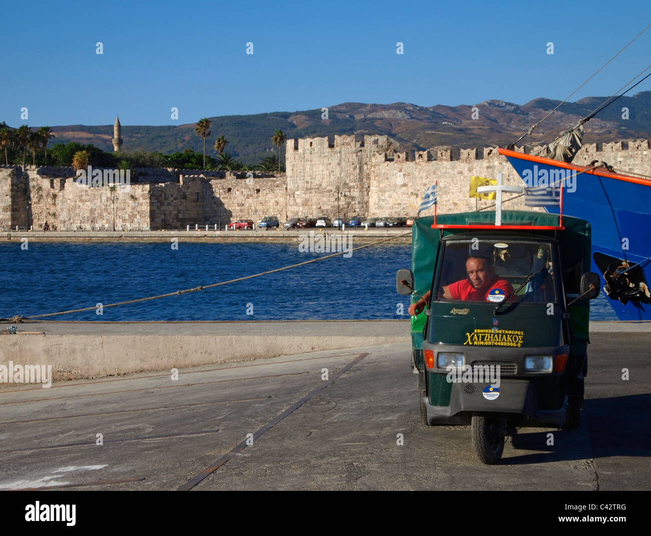 Ape scooter Piaggio mini-van dal porto e castello di Neratzia in background - La città di Kos - Isola di Kos - Grecia Foto Stock