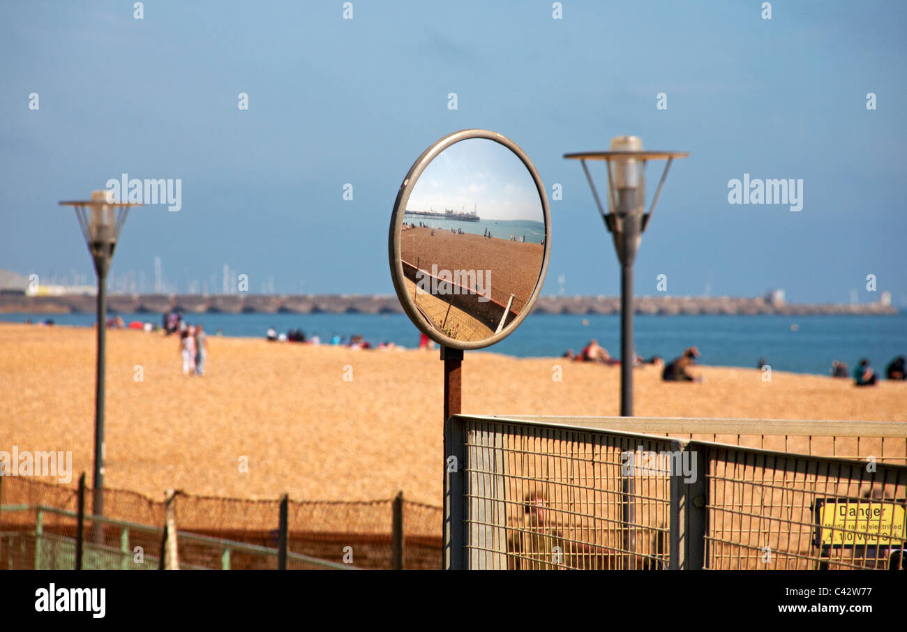 Riflessioni del Molo di Brighton nel Maggio Foto Stock