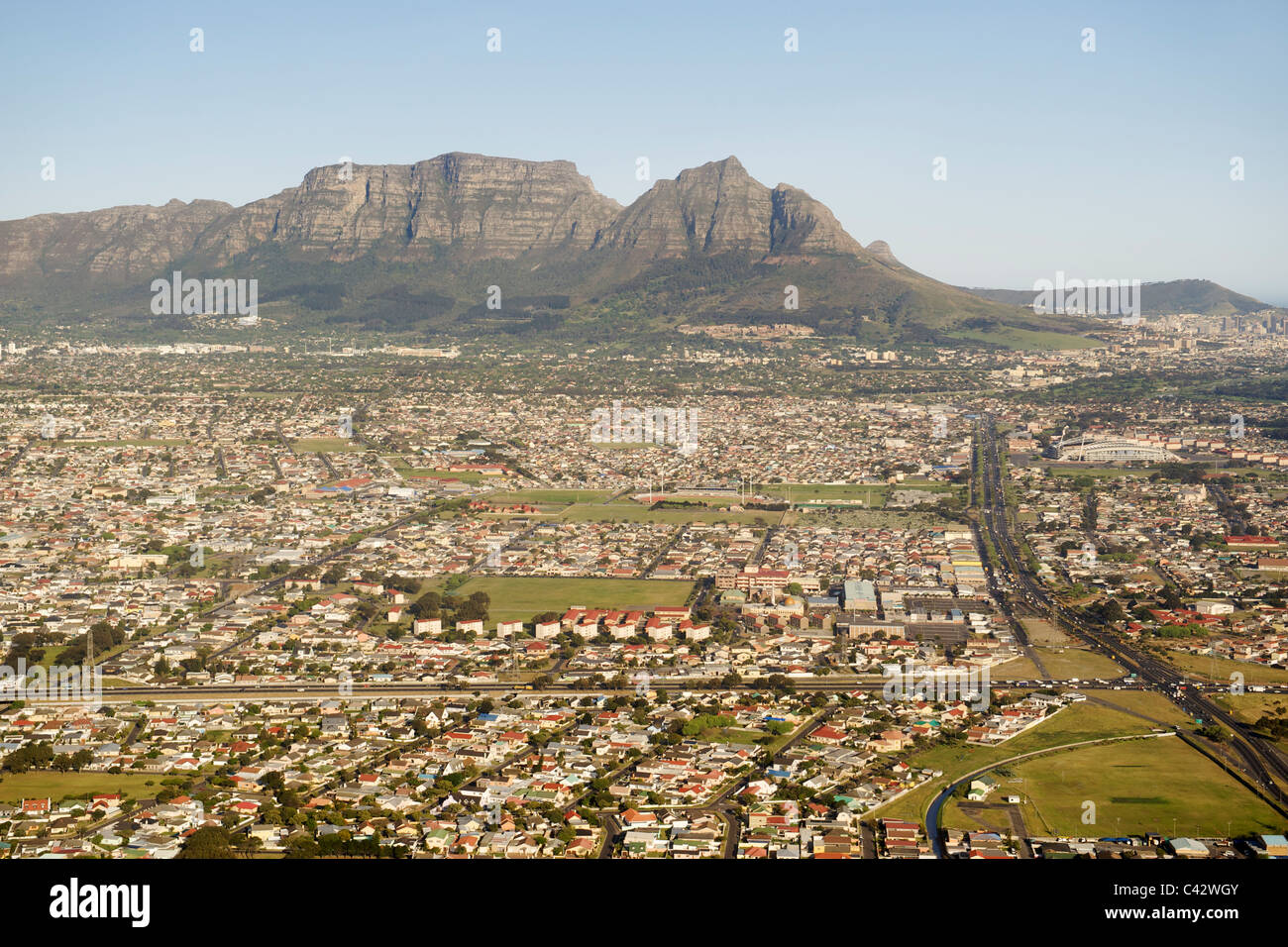 Vista aerea guardando giù Klipfonetin Road (M18) oltre la periferia di Athlone e Rylands a Cape Town, Sud Africa. Foto Stock