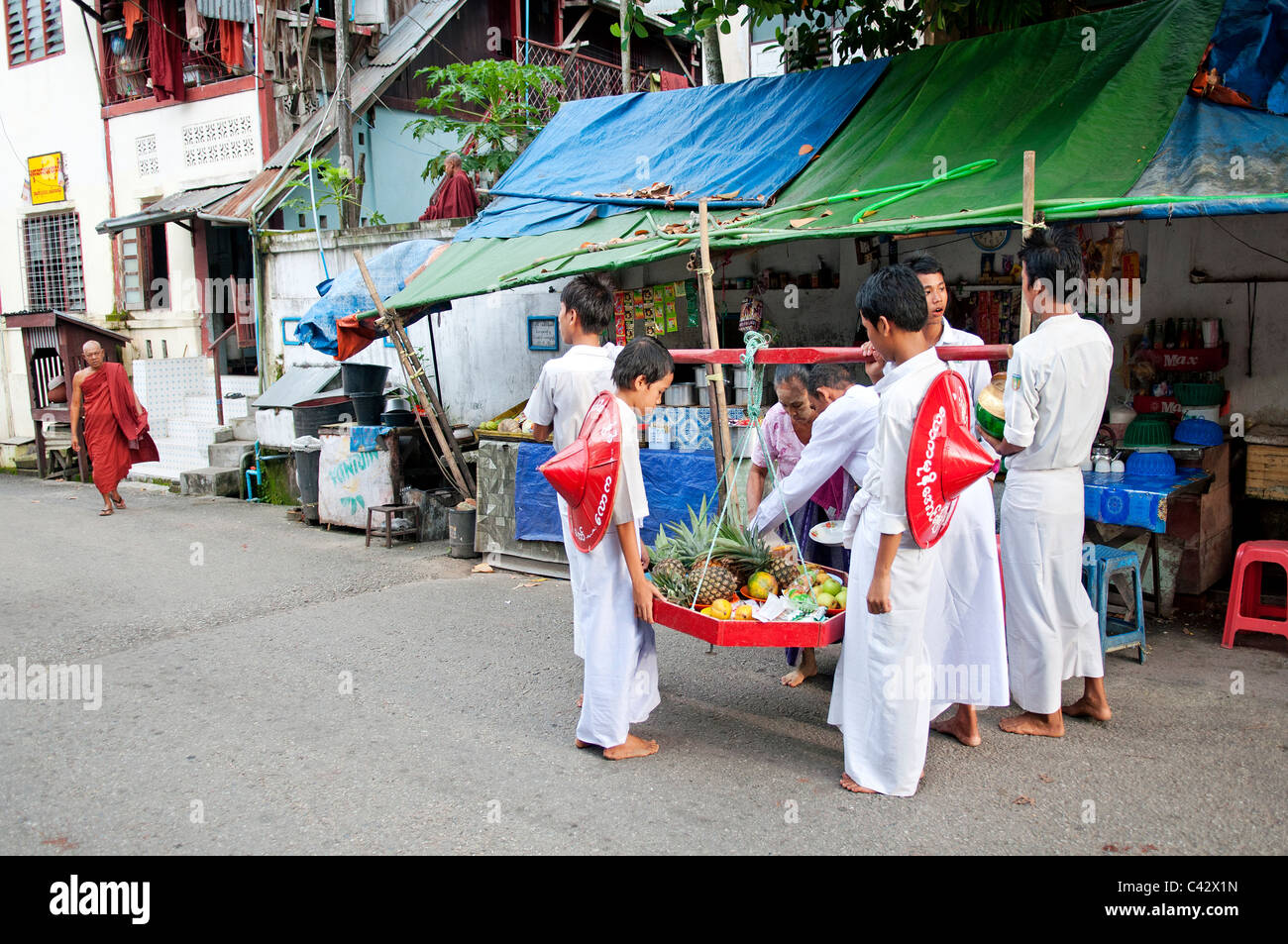 Buddista birmano novizi raccogliendo offerte yangon myanmar Foto Stock