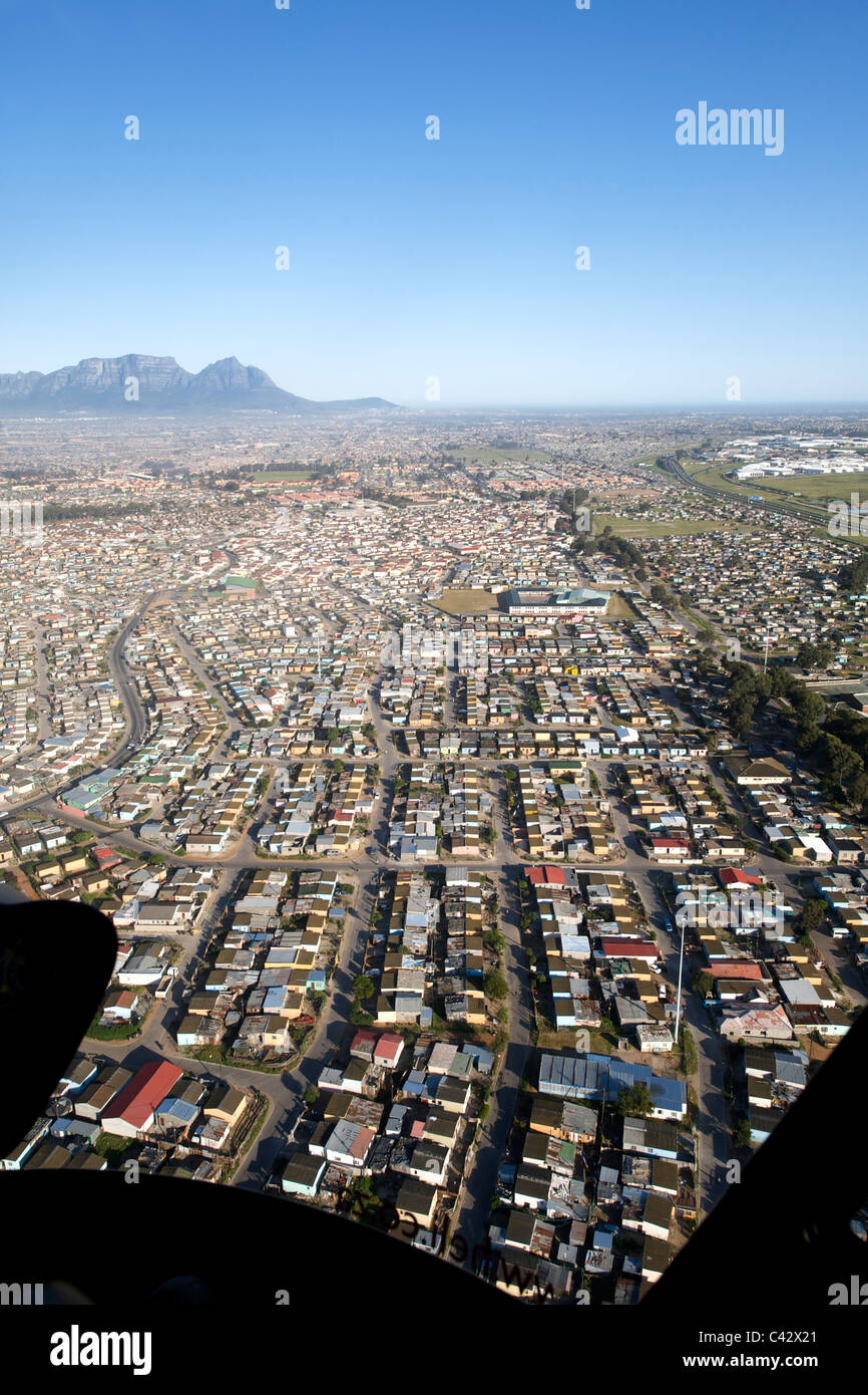 Visualizzare oltre le case di incrocio vicino all'aeroporto di Città del Capo in Sud Africa. Foto Stock