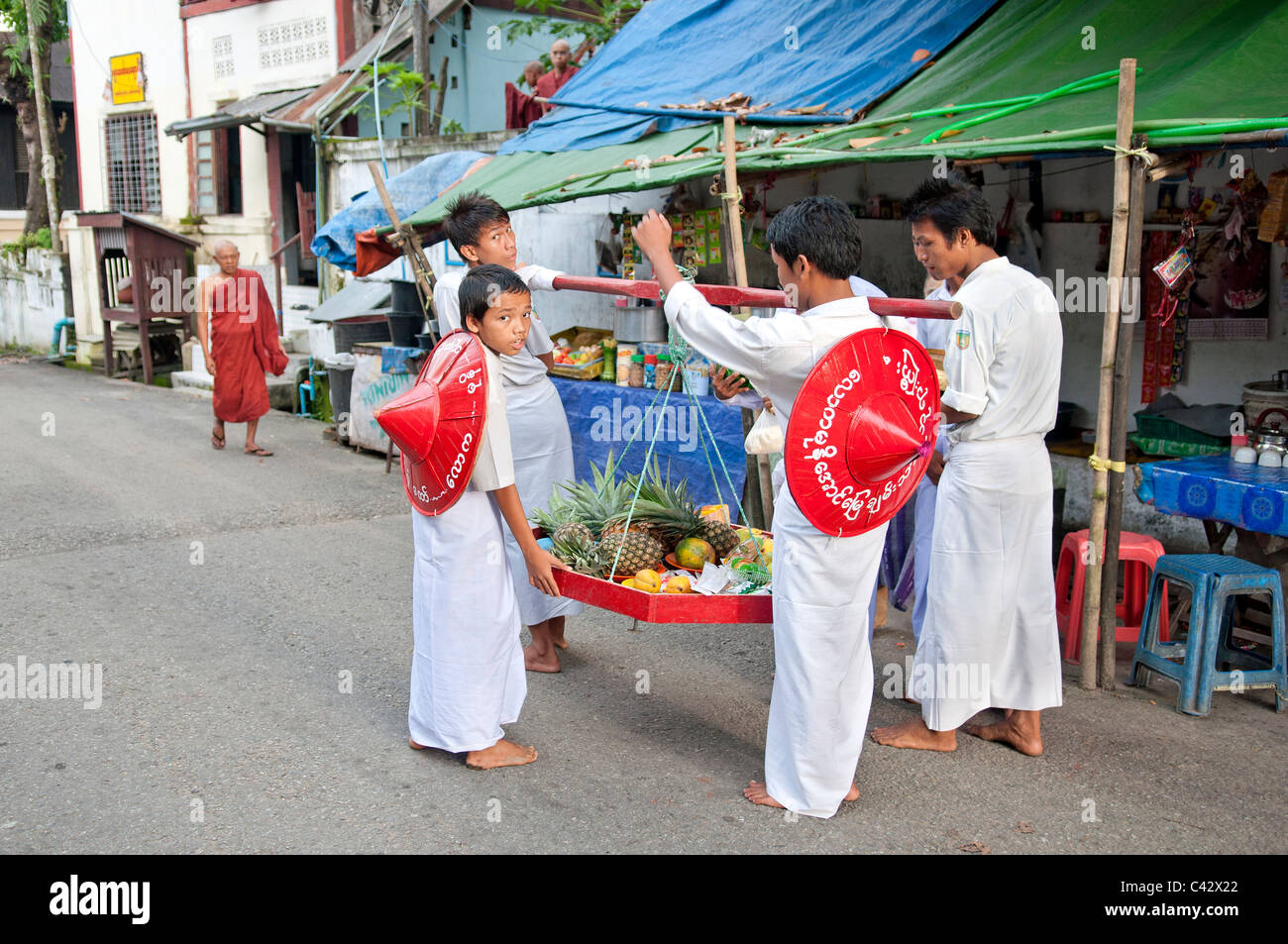 Buddista birmano novizi raccogliendo offerte yangon myanmar Foto Stock