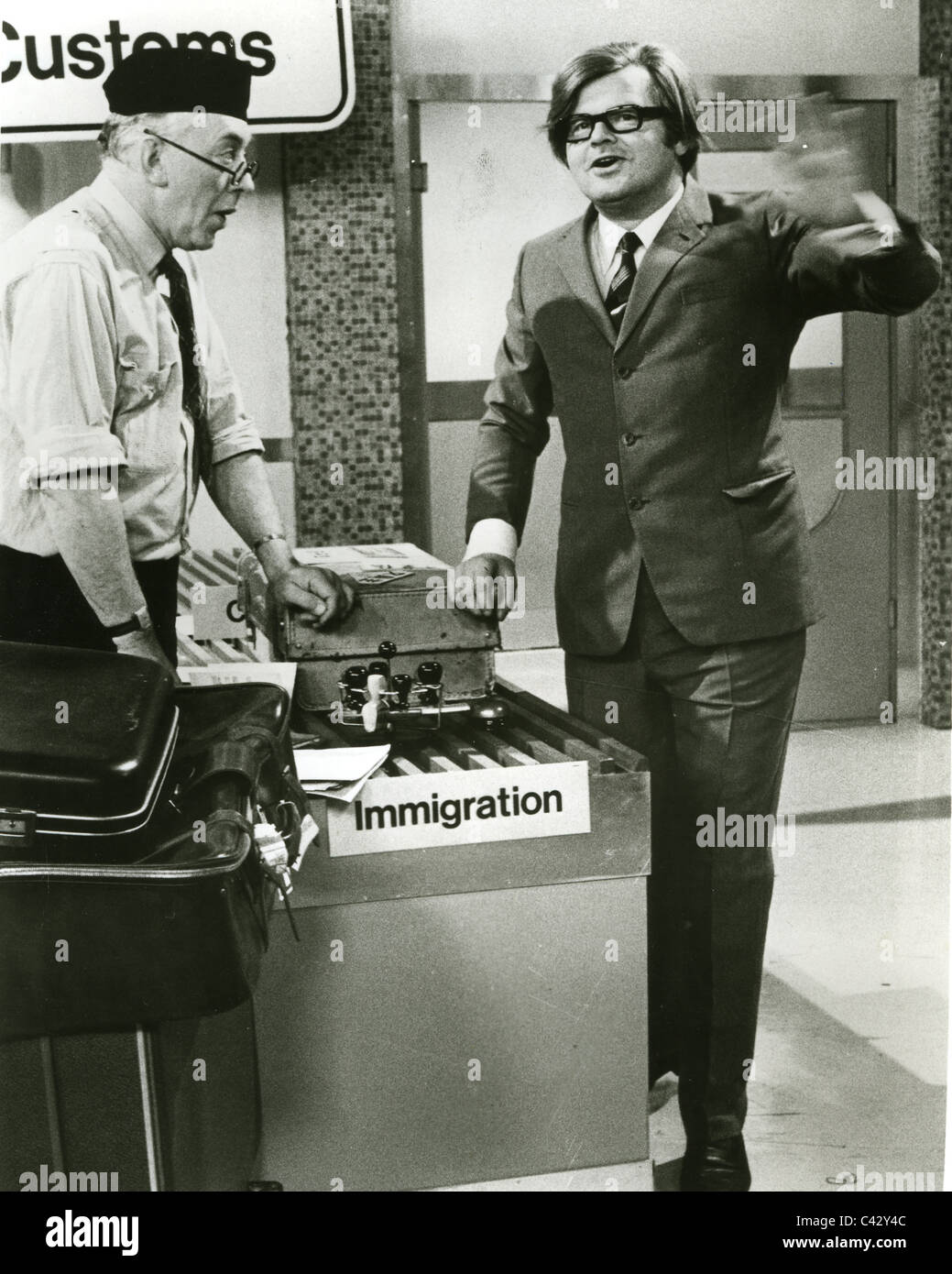 BENNY HILL REGNO UNITO comico a destra in uno schizzo sul Benny Hill TV show 1960 circa con Bob Todd Foto Stock