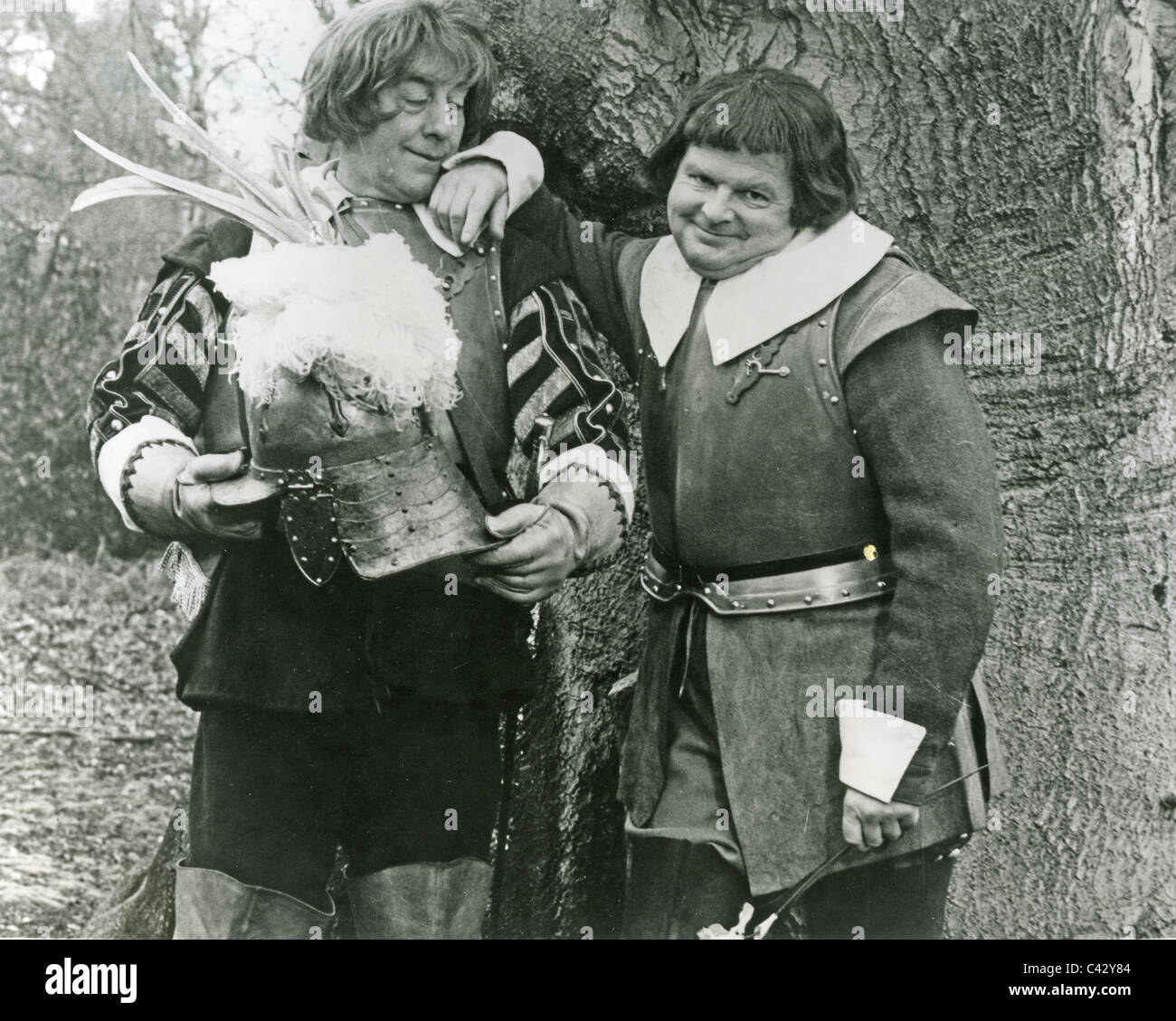 BENNY HILL REGNO UNITO comico a destra in uno schizzo sul suo spettacolo TV circa 1958 con Bob Todd Foto Stock