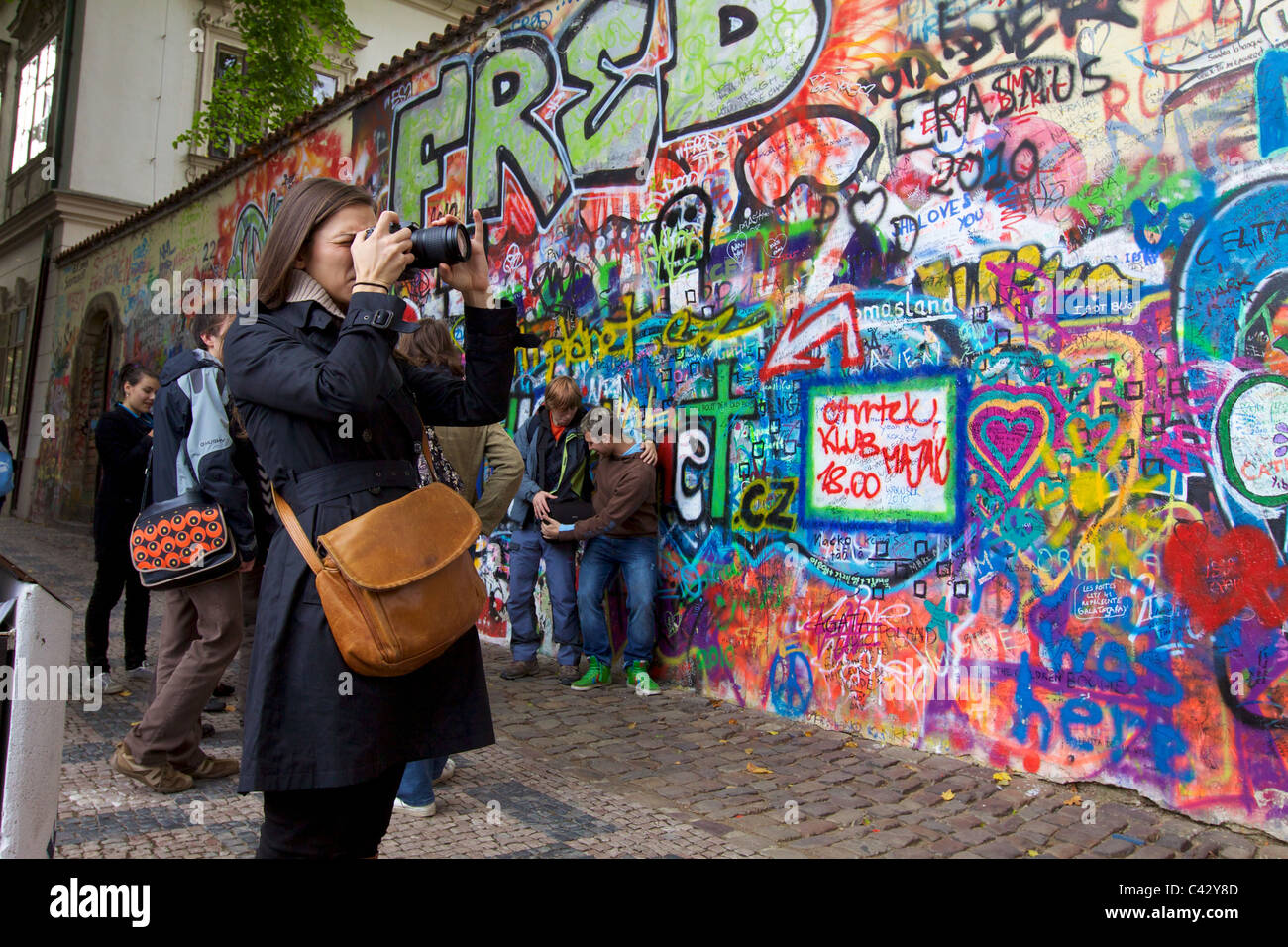 I turisti al Muro di John Lennon a Praga Foto Stock