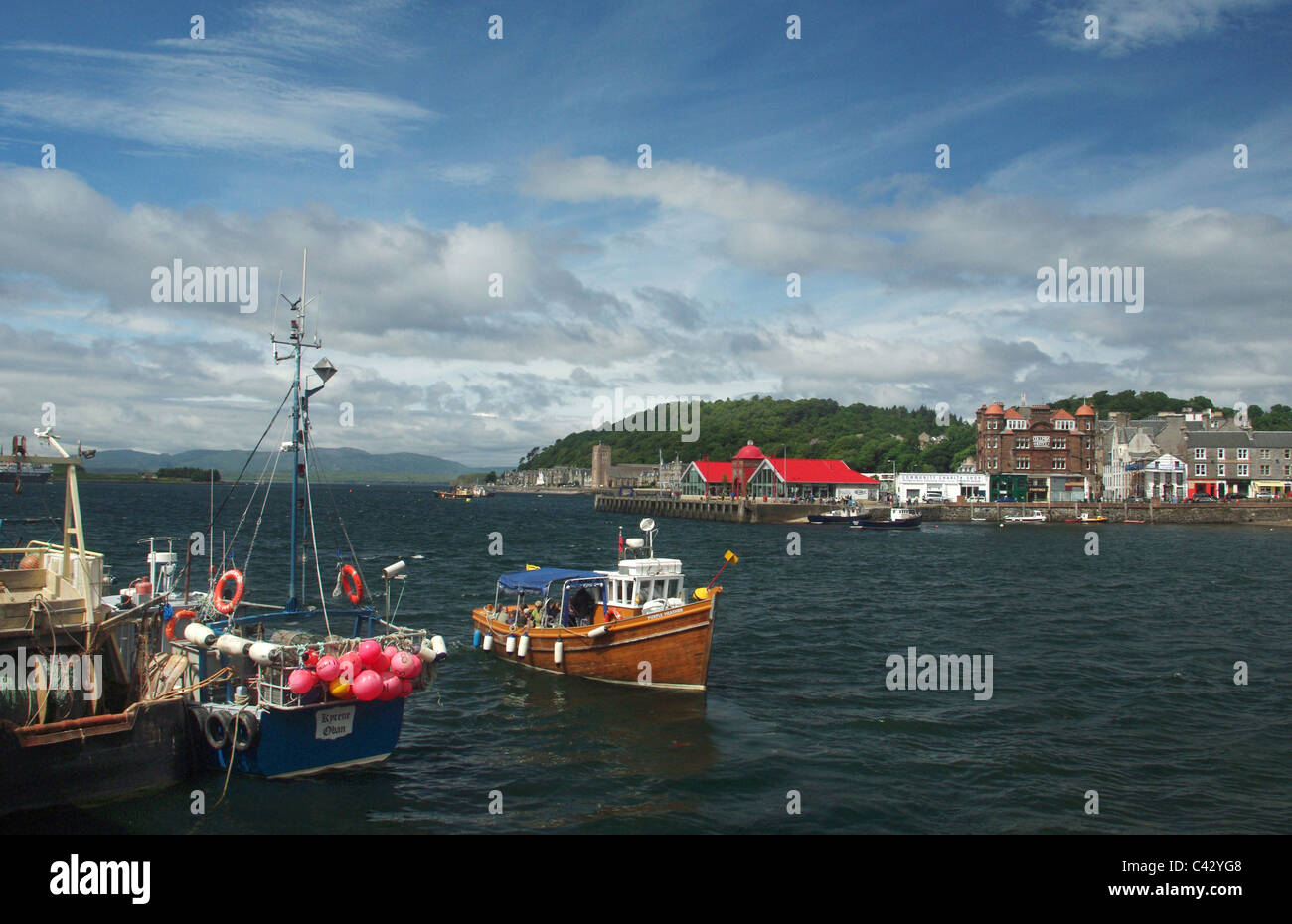 Imbarcazione da diporto di entrare nel porto a Oban, Scotland, Regno Unito Foto Stock
