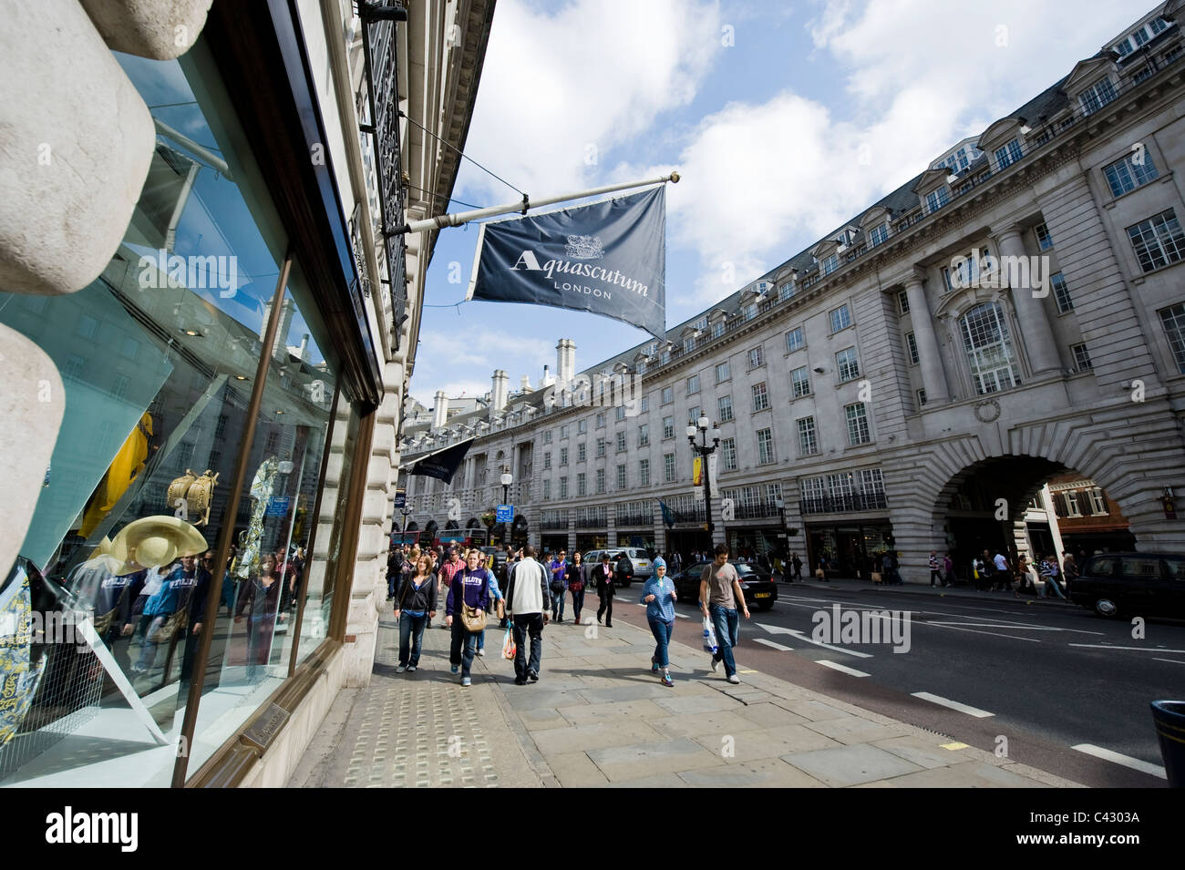 La vetrina del marchio di moda Acquascutum su Regent Street, Londra. (Solo uso editoriale). Foto Stock