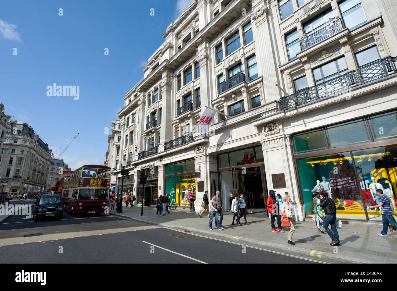 La vetrina della high street rivenditore H&M su Regent Street, Londra. (Solo uso editoriale). Foto Stock