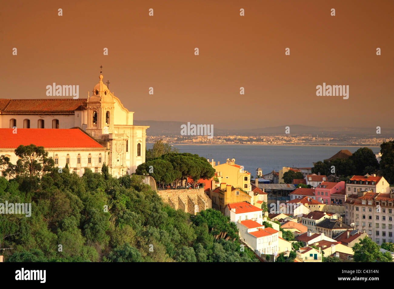 Santo Estevao Chiesa e Quartiere Alfama, Lisbona, Portogallo Foto Stock